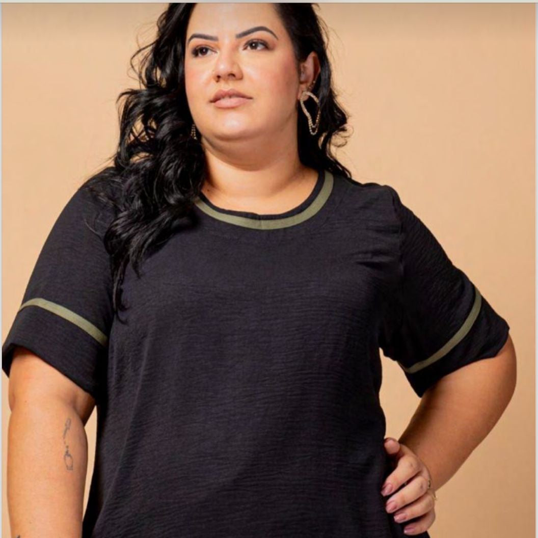 Blusa Plus com Detalhe em Lista