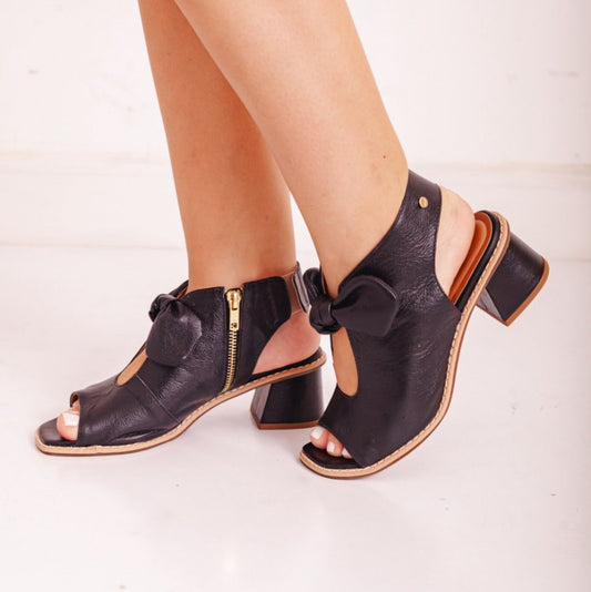 Sandália Couro com Laço